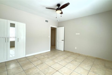Снять в аренду виллу или дом в Майами, Флорида 2 спальни, 83.61м2, № 1878644 - фото 4