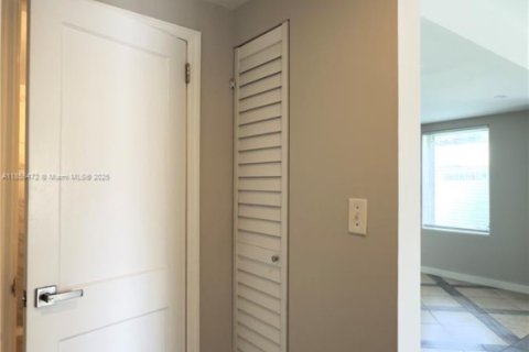 Снять в аренду виллу или дом в Майами, Флорида 2 спальни, 83.61м2, № 1878644 - фото 12