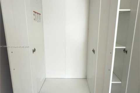 Снять в аренду виллу или дом в Майами, Флорида 2 спальни, 83.61м2, № 1878644 - фото 18