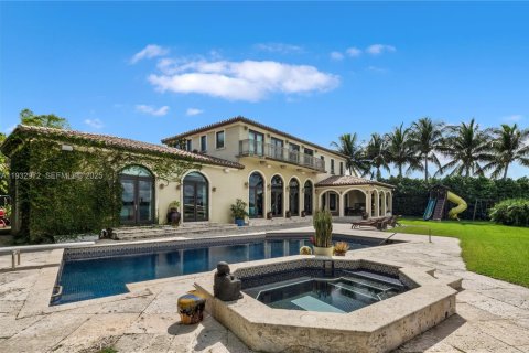 House in Bay Harbor Islands, Florida 7 bedrooms, 459.96 sq.m. № 1992612 - photo 14