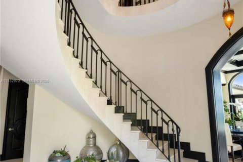 House in Bay Harbor Islands, Florida 7 bedrooms, 459.96 sq.m. № 1992612 - photo 4