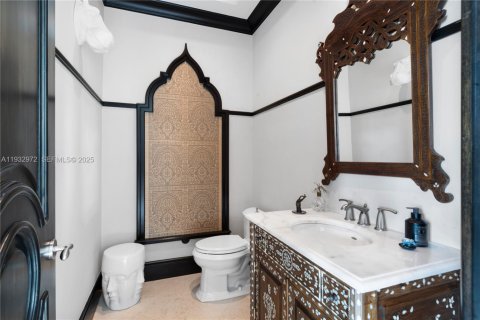 House in Bay Harbor Islands, Florida 7 bedrooms, 459.96 sq.m. № 1992612 - photo 24