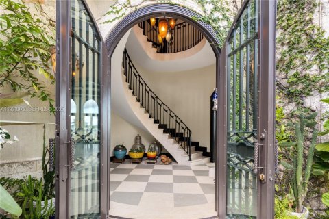 House in Bay Harbor Islands, Florida 7 bedrooms, 459.96 sq.m. № 1992612 - photo 3