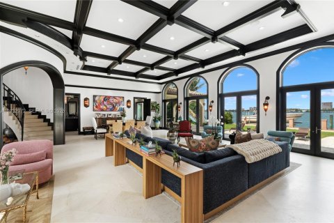 House in Bay Harbor Islands, Florida 7 bedrooms, 459.96 sq.m. № 1992612 - photo 10