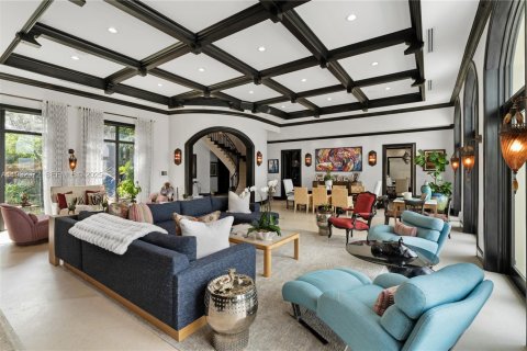 House in Bay Harbor Islands, Florida 7 bedrooms, 459.96 sq.m. № 1992612 - photo 6