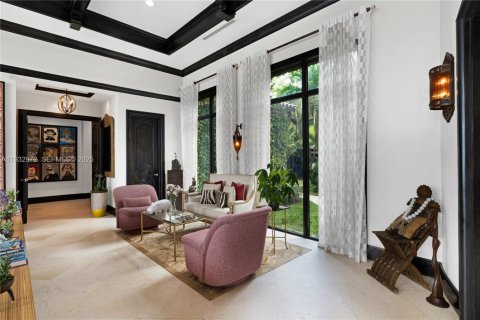 House in Bay Harbor Islands, Florida 7 bedrooms, 459.96 sq.m. № 1992612 - photo 9