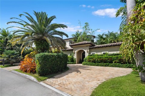House in Bay Harbor Islands, Florida 7 bedrooms, 459.96 sq.m. № 1992612 - photo 2