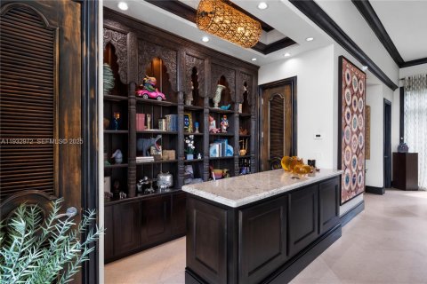 House in Bay Harbor Islands, Florida 7 bedrooms, 459.96 sq.m. № 1992612 - photo 12