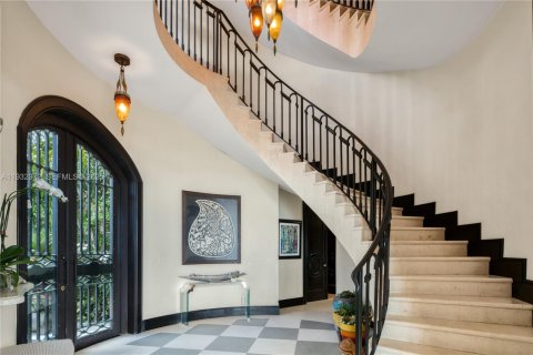 House in Bay Harbor Islands, Florida 7 bedrooms, 459.96 sq.m. № 1992612 - photo 5