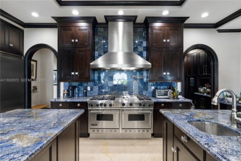 House in Bay Harbor Islands, Florida 7 bedrooms, 459.96 sq.m. № 1992612 - photo 16