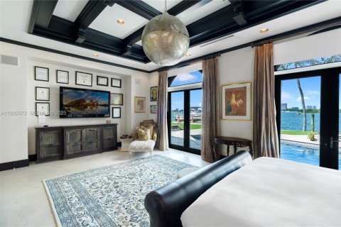 House in Bay Harbor Islands, Florida 7 bedrooms, 459.96 sq.m. № 1992612 - photo 21
