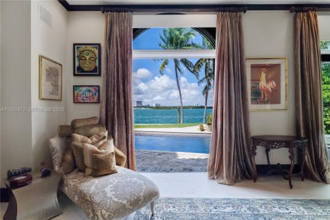 House in Bay Harbor Islands, Florida 7 bedrooms, 459.96 sq.m. № 1992612 - photo 22