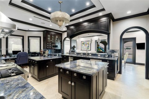 House in Bay Harbor Islands, Florida 7 bedrooms, 459.96 sq.m. № 1992612 - photo 17