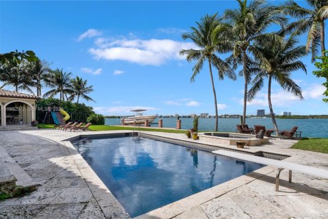 House in Bay Harbor Islands, Florida 7 bedrooms, 459.96 sq.m. № 1992612 - photo 26