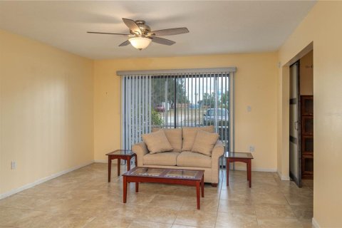 Condominio en venta en Lake Wales, Florida, 2 dormitorios, 100.8 m2 № 1719109 - foto 5