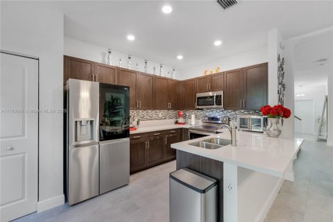 Adosado en venta en Miami, Florida, 4 dormitorios, 178.37 m2 № 1700033 - foto 10