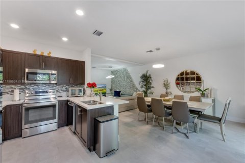 Adosado en venta en Miami, Florida, 4 dormitorios, 178.37 m2 № 1700033 - foto 9