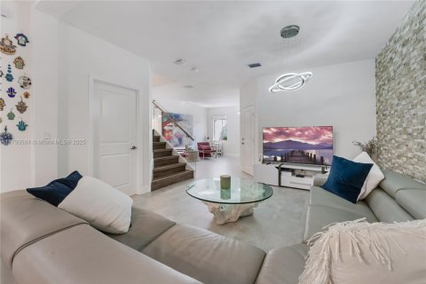 Adosado en venta en Miami, Florida, 4 dormitorios, 178.37 m2 № 1700033 - foto 7