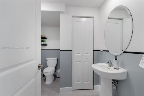 Adosado en venta en Miami, Florida, 4 dormitorios, 178.37 m2 № 1700033 - foto 14