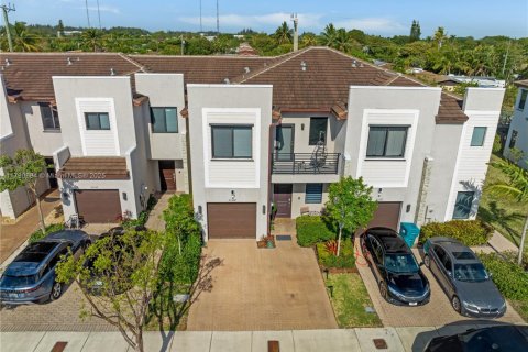 Adosado en venta en Miami, Florida, 4 dormitorios, 178.37 m2 № 1700033 - foto 1