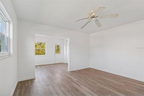 Condo in Saint Petersburg, Florida, 1 bedroom № 2148815 - photo 12
