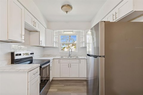 Condo in Saint Petersburg, Florida, 1 bedroom № 2148815 - photo 6