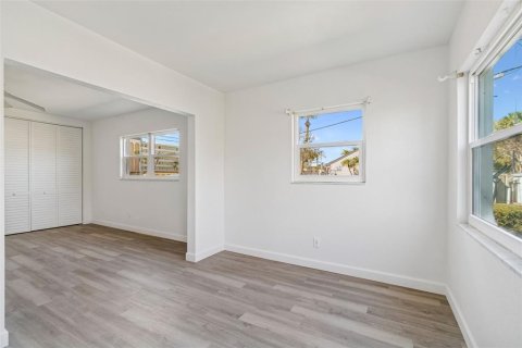Condo in Saint Petersburg, Florida, 1 bedroom № 2148815 - photo 16