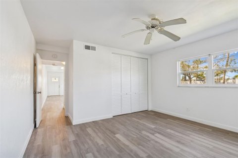 Condo in Saint Petersburg, Florida, 1 bedroom № 2148815 - photo 14