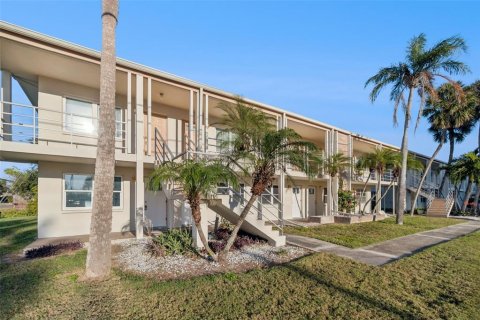 Condo in Saint Petersburg, Florida, 1 bedroom № 2148815 - photo 19