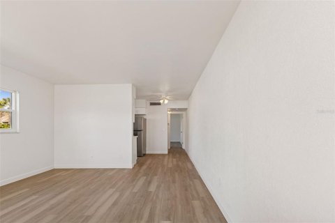 Condo in Saint Petersburg, Florida, 1 bedroom № 2148815 - photo 3