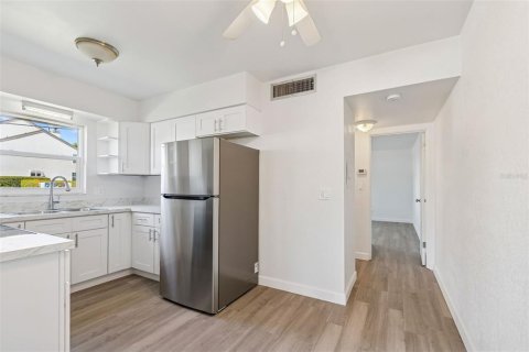 Condo in Saint Petersburg, Florida, 1 bedroom № 2148815 - photo 7