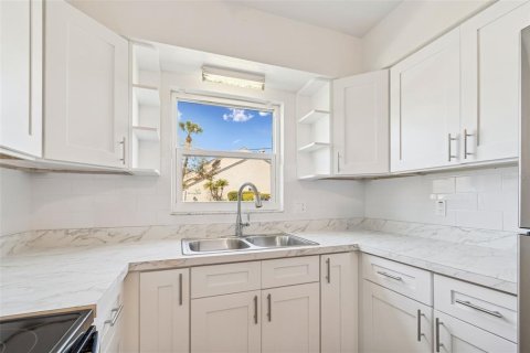 Condo in Saint Petersburg, Florida, 1 bedroom № 2148815 - photo 8