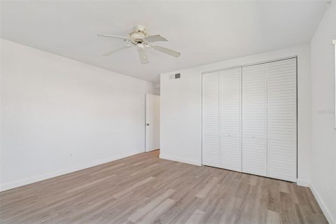Condo in Saint Petersburg, Florida, 1 bedroom № 2148815 - photo 13