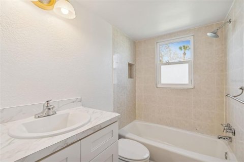Condo in Saint Petersburg, Florida, 1 bedroom № 2148815 - photo 11