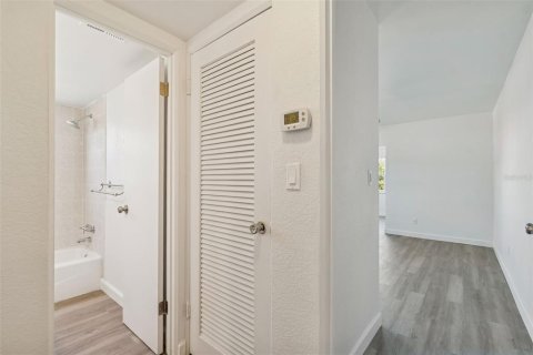 Condo in Saint Petersburg, Florida, 1 bedroom № 2148815 - photo 10