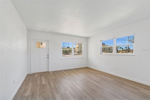 Condo in Saint Petersburg, Florida, 1 bedroom № 2148815 - photo 5