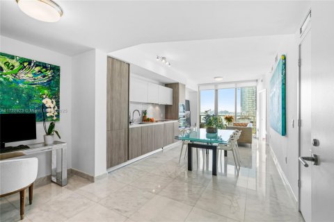 Condominio en venta en Miami, Florida, 1 dormitorio, 73.39 m2 № 1702532 - foto 2
