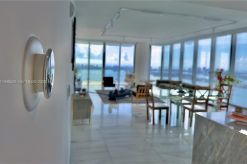 Condominio en alquiler en Miami, Florida, 4 dormitorios, 351.91 m2 № 2088638 - foto 9