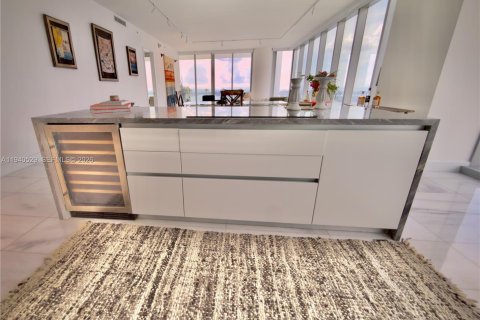 Condominio en alquiler en Miami, Florida, 4 dormitorios, 351.91 m2 № 2088638 - foto 7