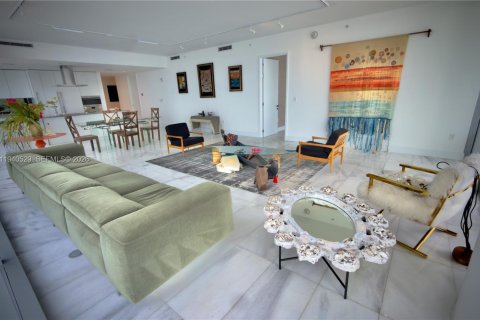 Condominio en alquiler en Miami, Florida, 4 dormitorios, 351.91 m2 № 2088638 - foto 3
