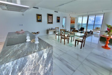 Condominio en alquiler en Miami, Florida, 4 dormitorios, 351.91 m2 № 2088638 - foto 11