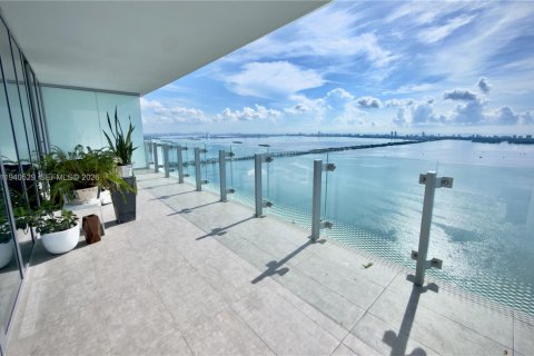 Condominio en alquiler en Miami, Florida, 4 dormitorios, 351.91 m2 № 2088638 - foto 1