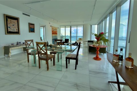 Condominio en alquiler en Miami, Florida, 4 dormitorios, 351.91 m2 № 2088638 - foto 8