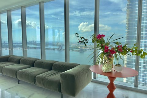 Condominio en alquiler en Miami, Florida, 4 dormitorios, 351.91 m2 № 2088638 - foto 6