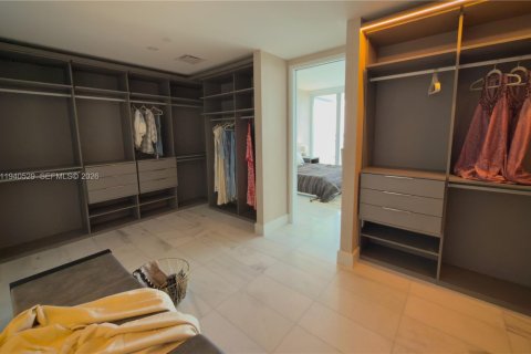 Condominio en alquiler en Miami, Florida, 4 dormitorios, 351.91 m2 № 2088638 - foto 16