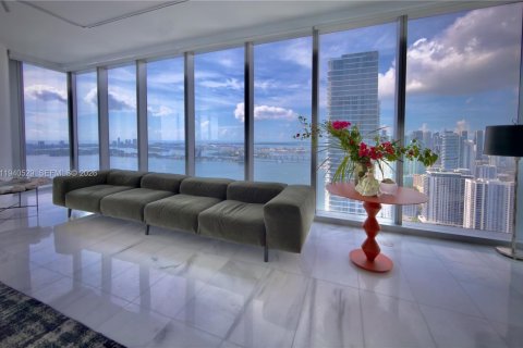 Condominio en alquiler en Miami, Florida, 4 dormitorios, 351.91 m2 № 2088638 - foto 2