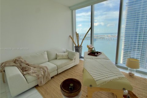 Condominio en alquiler en Miami, Florida, 4 dormitorios, 351.91 m2 № 2088638 - foto 22
