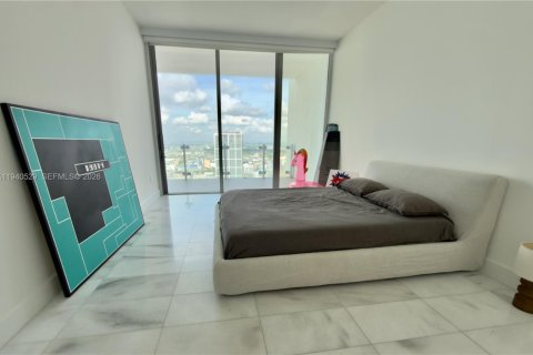 Condominio en alquiler en Miami, Florida, 4 dormitorios, 351.91 m2 № 2088638 - foto 26