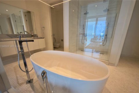 Condominio en alquiler en Miami, Florida, 4 dormitorios, 351.91 m2 № 2088638 - foto 17