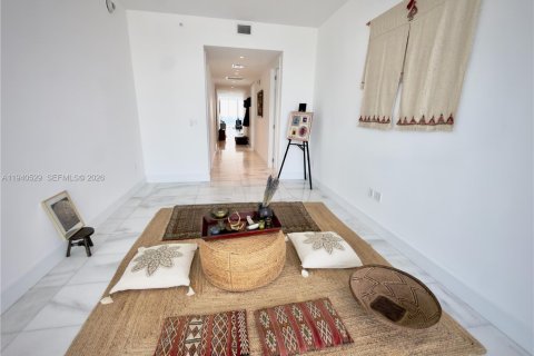 Condominio en alquiler en Miami, Florida, 4 dormitorios, 351.91 m2 № 2088638 - foto 30